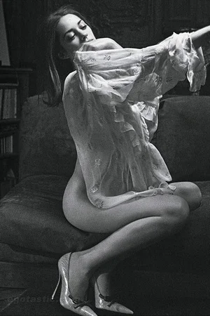 Фото голой Марион Котийяр - 07