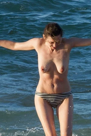 Фото голой Марион Котийяр - 16