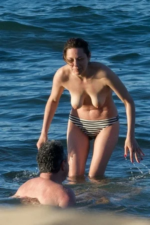 Фото голой Марион Котийяр - 18