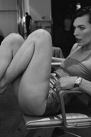 Фото голой Миллы Йовович - 23