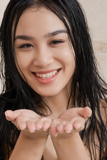 Сисястая азиатка с волосатой пиздой принимает ванну - 21
