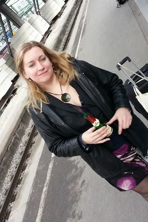 Женщина с большими сиськами и пухлой задницей позирует голая дома - 01