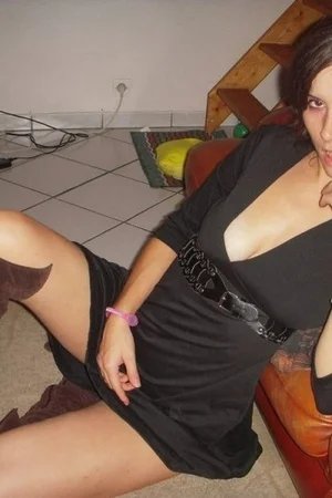 Домашние интимные фото девушки в сексуальном белье - 04