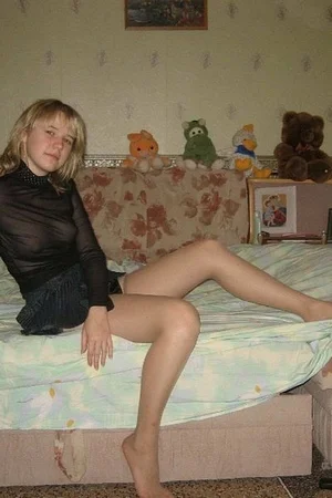 Русская девушка позирует голая в одних чулочках - 03