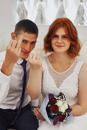 Замужняя шлюха из Нижнего Тагила показывает раздолбанную пизду - 01