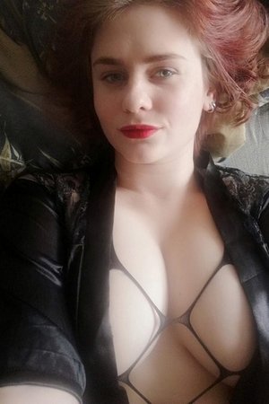 Замужняя шлюха из Нижнего Тагила показывает раздолбанную пизду - 07