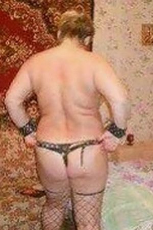 Зрелая толстушка показывает свои большие сиськи и пизду