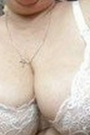 Зрелая толстушка показывает свои большие сиськи и пизду - 01