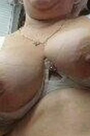 Зрелая толстушка показывает свои большие сиськи и пизду - 02