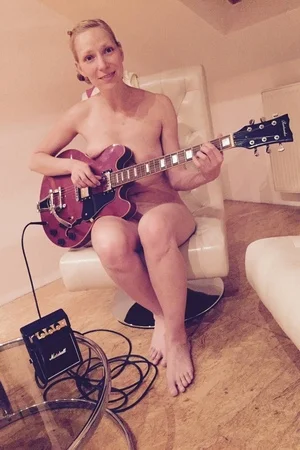 Улыбчивая баба светит голыми титьками и попой в машине и на улице - 07