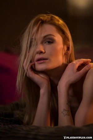 Девушка в сексуальном белье и чулках позирует для плэйбоя - 10