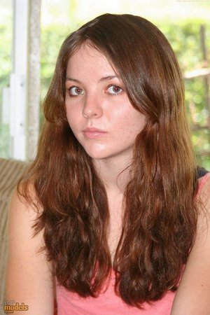 Застенчивая девушка с маленькими сисями и волосатой писей - 01