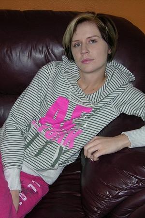 Девушка с маленькими сиськами показывает бритую письку и анус