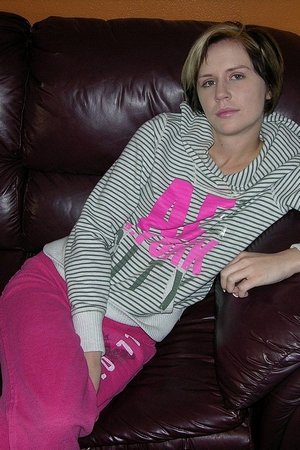 Девушка с маленькими сиськами показывает бритую письку и анус - 01