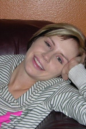 Девушка с маленькими сиськами показывает бритую письку и анус - 02