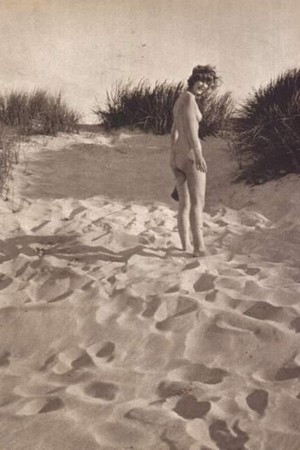 Обнаженные девушки с голыми сиськами и письками на ретро снимках - 05