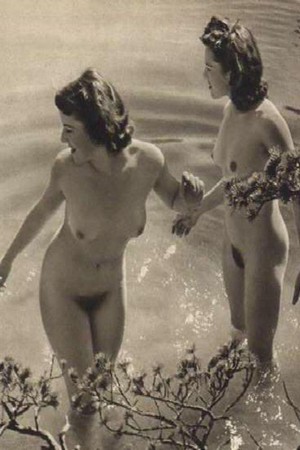 Обнаженные девушки с голыми сиськами и письками на ретро снимках - 11
