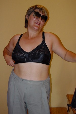 Зрелая толстуха позирует голая в солнцезащитных очках