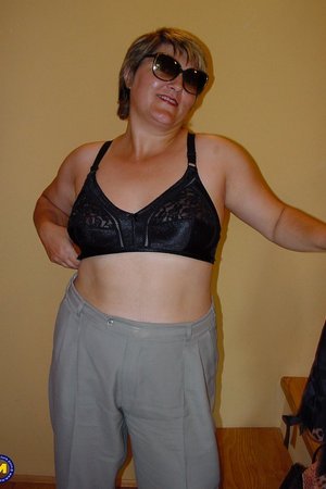 Зрелая толстуха позирует голая в солнцезащитных очках - 02