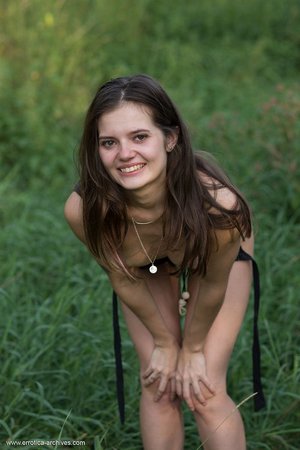 Девушка в лесу сняла бикини и показала красивую попу и пизду - 02