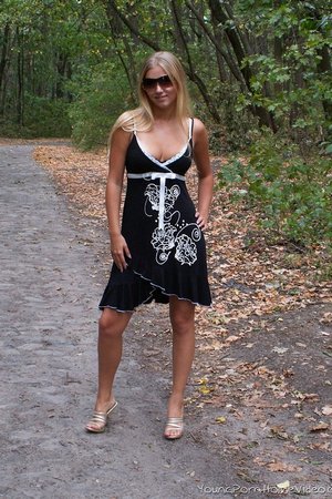 Молодая блондинка светит сиськами и пиздой на природе - 01