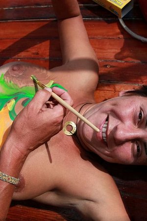 Большая группа голых нудистов отдыхают катаясь на яхте - 35