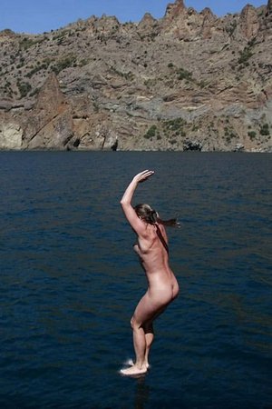 Большая группа голых нудистов отдыхают катаясь на яхте - 48