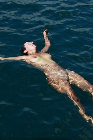 Большая группа голых нудистов отдыхают катаясь на яхте - 56