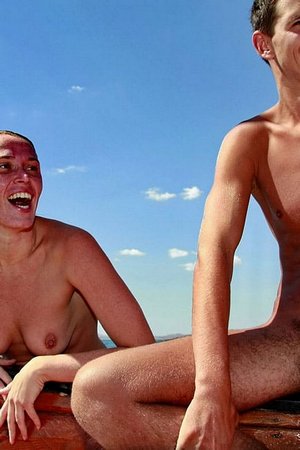 Большая группа голых нудистов отдыхают катаясь на яхте - 57