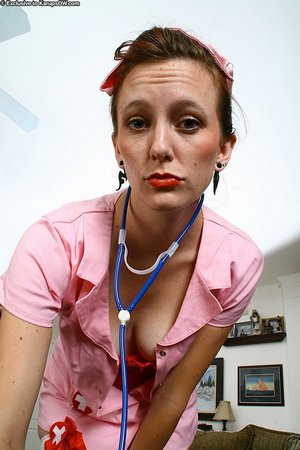 Зрелая медсестра сексуально позирует и теребит пиздень - 02