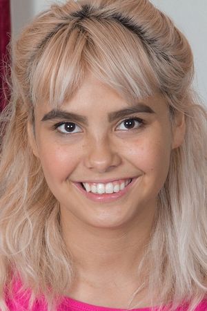 Блондинка с волосатой пиздой разделась догола в спортзале