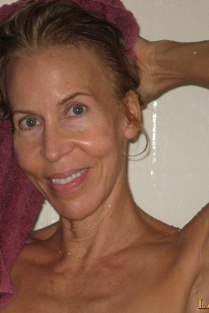 Худощавая зрелая женщина принимает душ и бреет пизду и ноги - 01