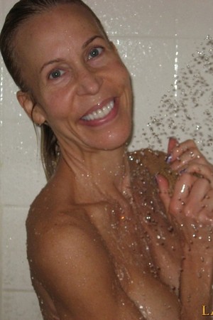 Худощавая зрелая женщина принимает душ и бреет пизду и ноги - 13