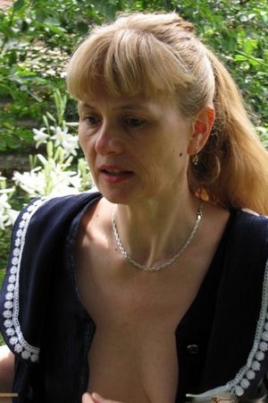 Зрелая дама разделась догола в цветочном саду