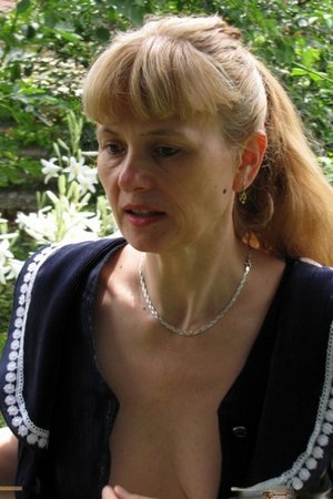 Зрелая дама разделась догола в цветочном саду - 02