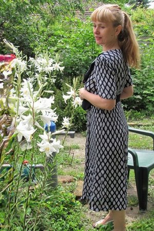 Зрелая дама разделась догола в цветочном саду - 03