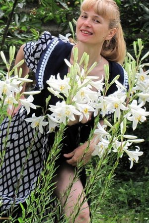 Зрелая дама разделась догола в цветочном саду - 08