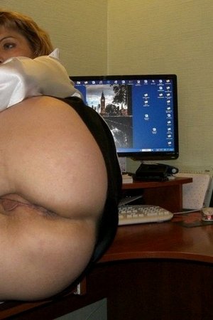 Зрелая голая женщина позирует с анальной пробкой в попе - 05